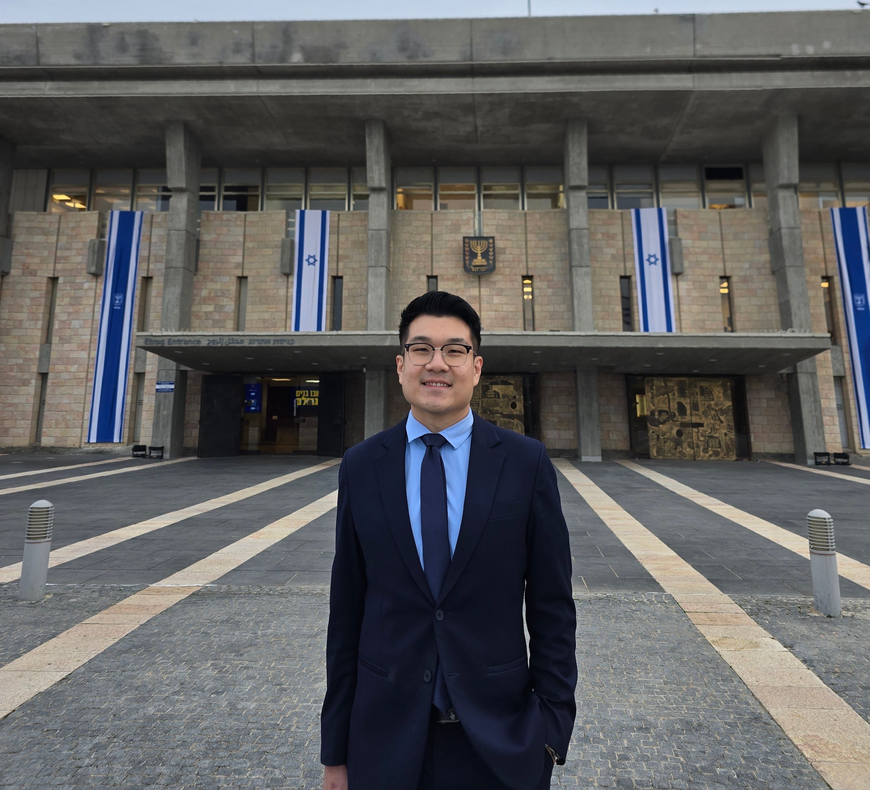 Man dressed in his suit in front of the Knesset